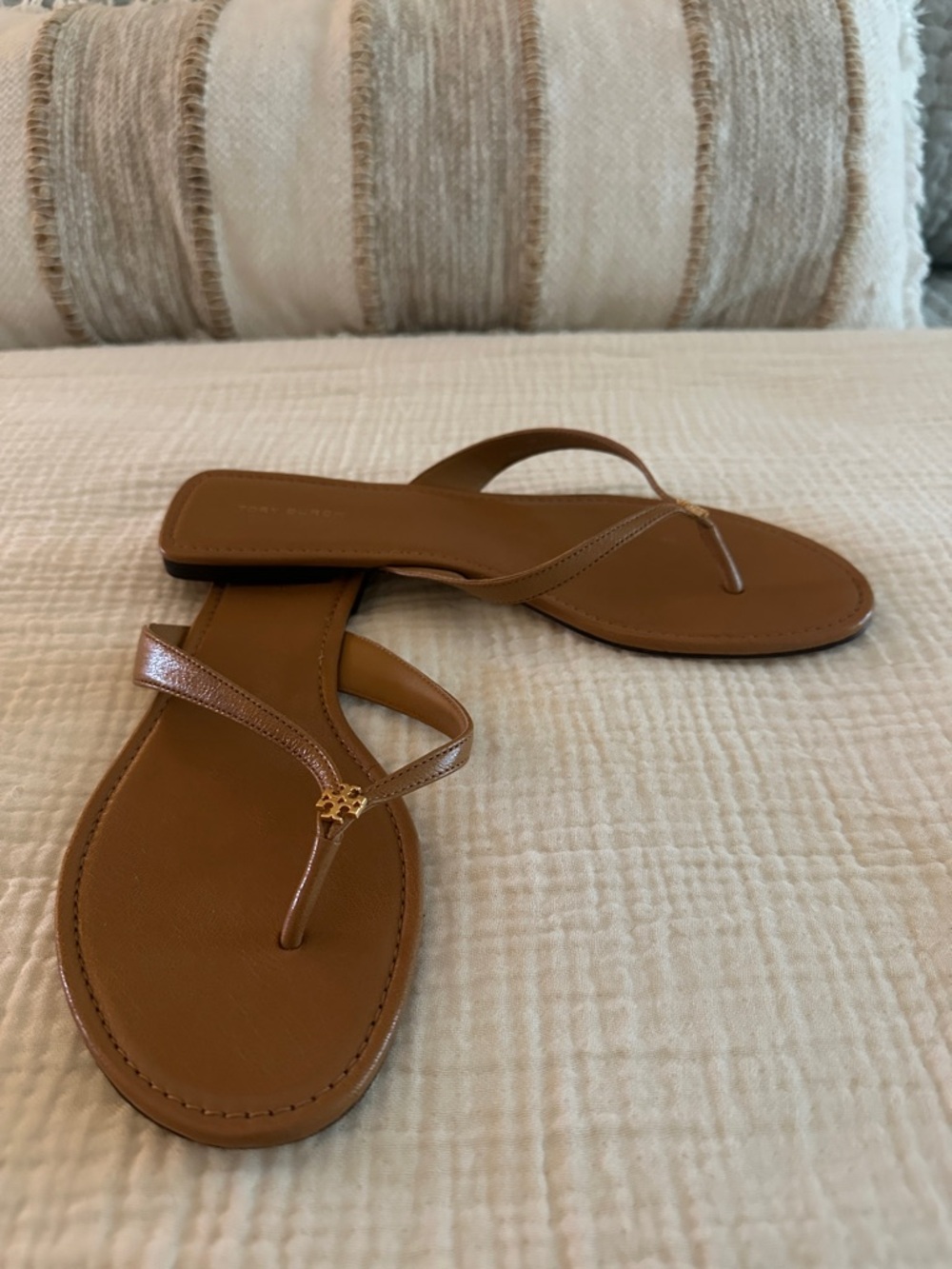 Tory Burch Tan Leather Thong Sandals with Gold Logo - Picture 3 of 3